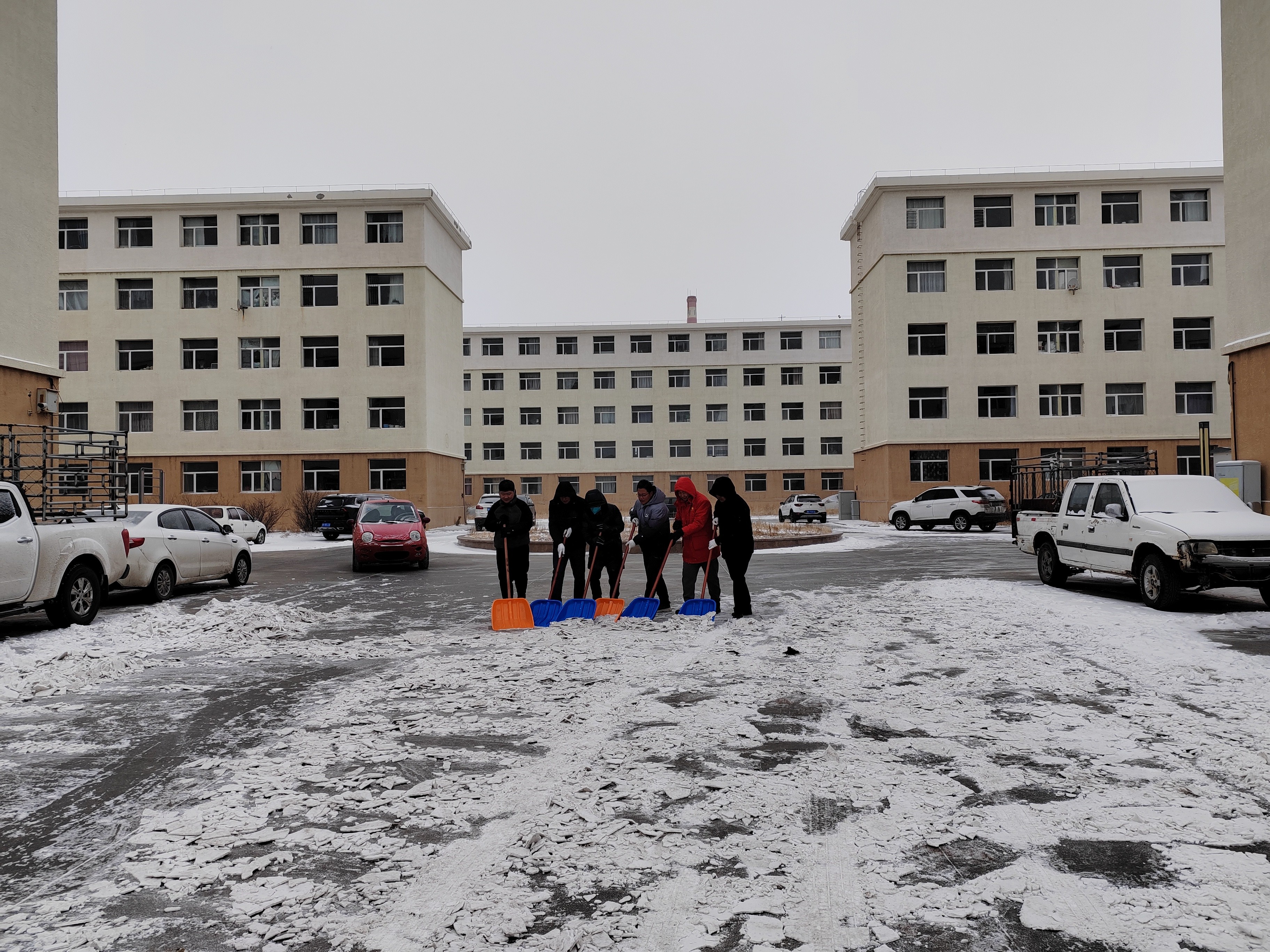 履行擔當 踐行初心 額鹽公司清掃居民區(qū)積雪