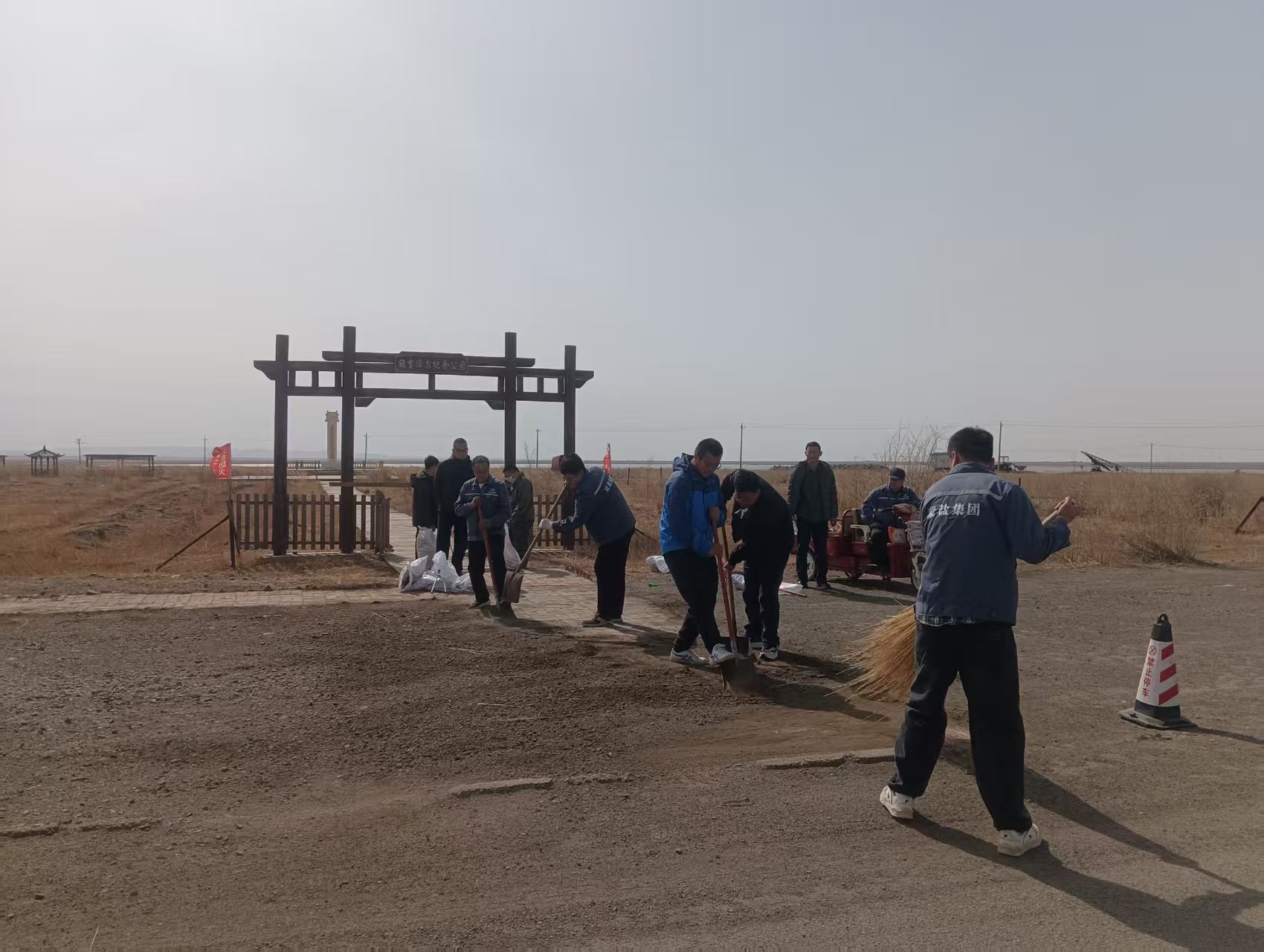 額鹽公司黨支部聯(lián)合開展烈士紀(jì)念碑清掃活動(dòng) 緬懷先烈迎清明主題黨日活動(dòng)