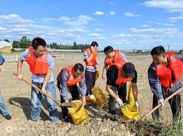 額鹽公司安全生產(chǎn)月開展應(yīng)急救援演練