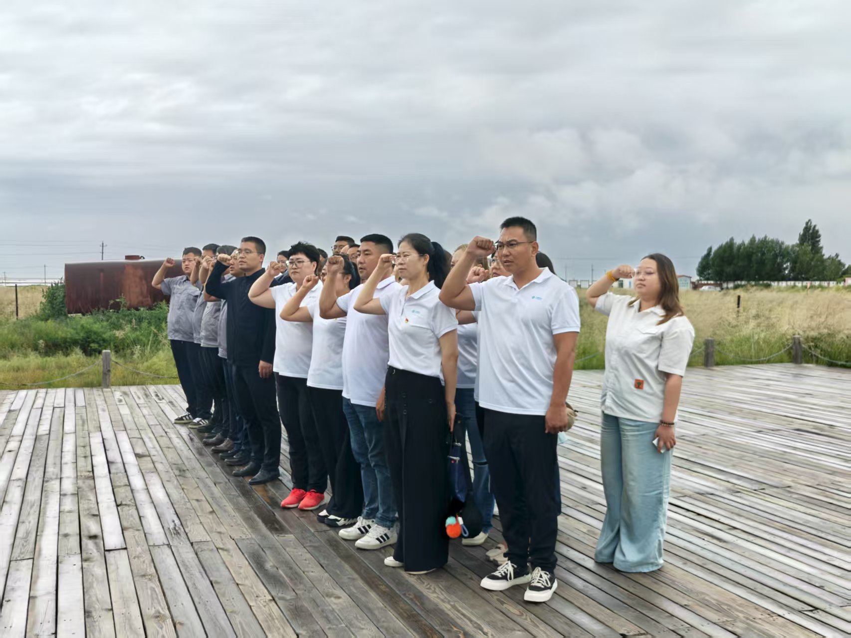 額鹽公司黨支部與東烏旗移動公司黨支部聯(lián)合開展“感黨恩，聽黨話，跟黨走”群眾教育實(shí)踐活動暨“銘記烽火歲月，傳承紅色基因”主題黨日活動