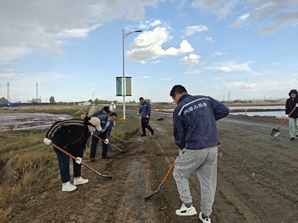 額鹽公司組織開展“情暖雙節(jié)守初心，自主修路顯擔(dān)當(dāng)”主題黨日活動